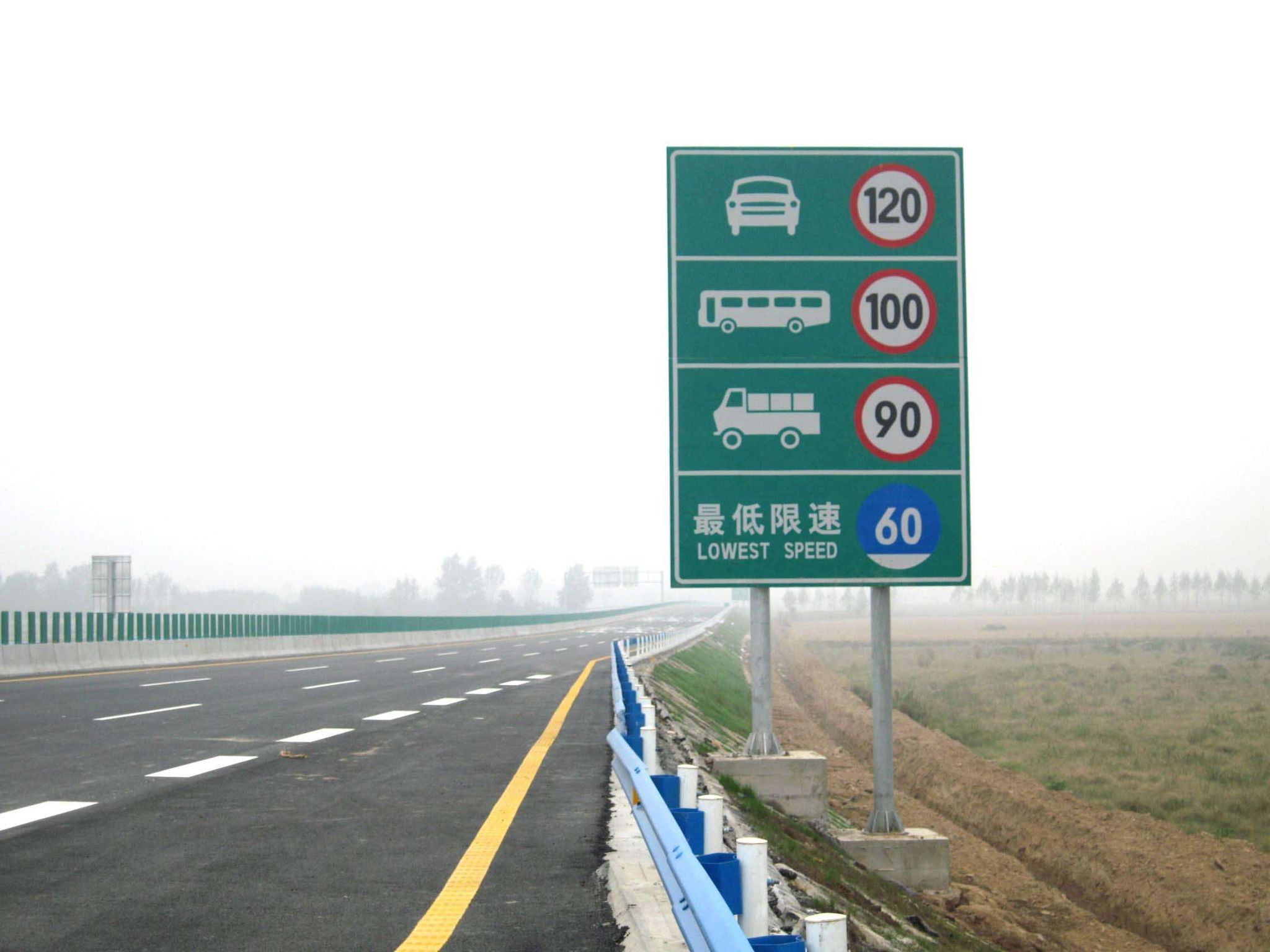 超亮眼！广州这些路段出现“发光路牌”，它有个更贴心的功能……-有驾